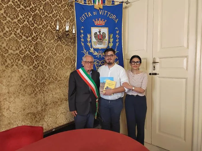 Vittoria, professore eroe per caso: salv&ograve; decine di studenti sull'autobus durante una gita a Praga