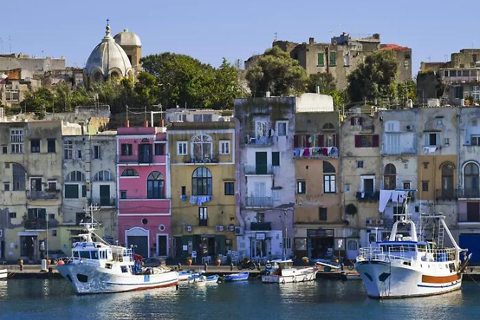 Insegnanti, bloccati a Procida per traghetto in avaria, affittano gozzo e gommone per gli scrutini a Ischia