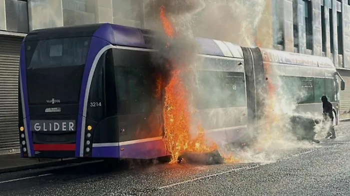 Belfast in fiamme dopo accoltellamento: disordini anti-migranti in citt&agrave;