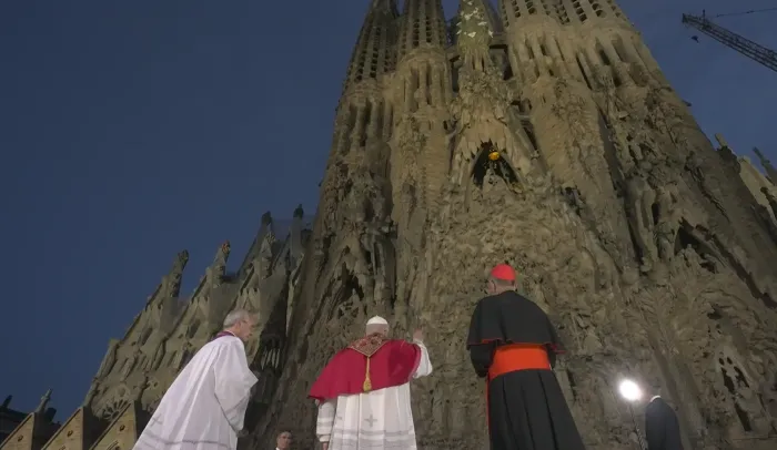 Il Papa inaugura la Sagrada Familia di Barcellona: &laquo;I cristiani non possono fare le guerre&raquo;