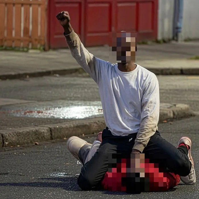 Il video, la bufala e i roghi: chi &egrave; il richiedente asilo sudanese che ha fatto esplodere la violenza a Belfast