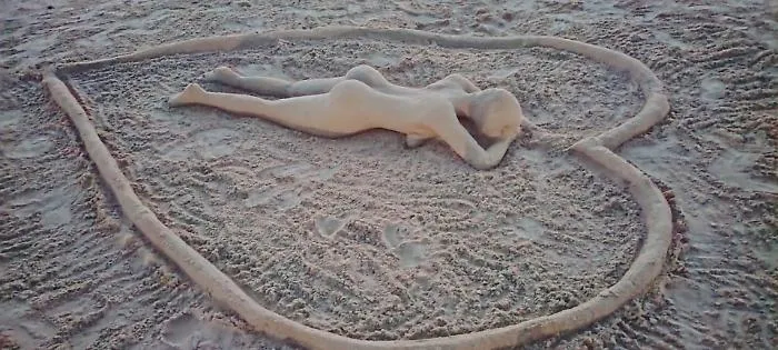 Donnalucata, le sculture per caso sulla spiaggia attirano i bagnanti