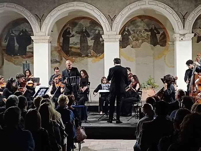 Tango sinfonico sotto le stelle: Fabio Furia in "Contemporary Tango Night" al chiostro Santa Maria di Ges&ugrave;