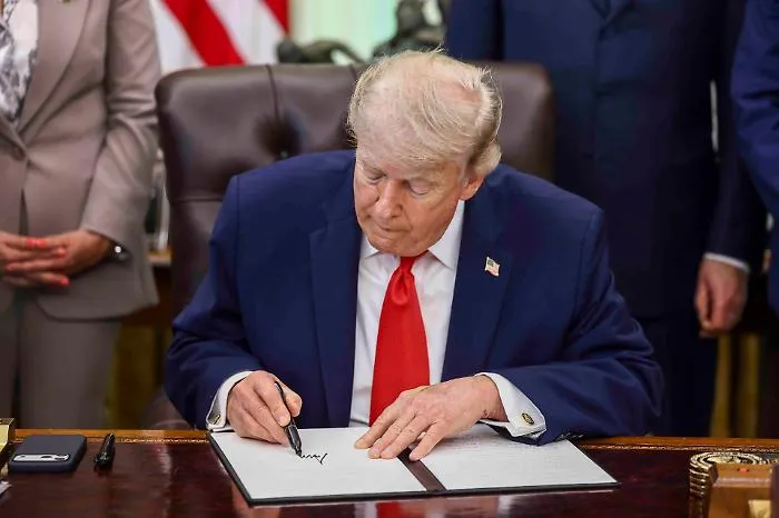 Dal &laquo;fake news&raquo; alla &laquo;guerra finita&raquo;: Trump e l'Iran, ventiquattr'ore da film aspettando la firma dell'accordo