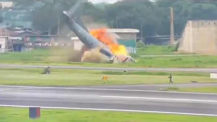L'An-32 indiano esce di pista e prende fuoco, cinque morti, un sopravvissuto: il video dell'incidente
