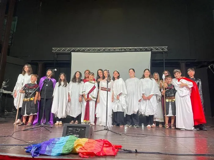 Arte e impegno civile in scena: Antigone e il coro degli studenti contro la violenza