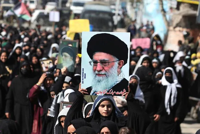 Trump: &laquo;Accordo con l'Iran tra poche ore&raquo;, ma a Teheran i "falchi" scendono in piazza contro il "Grande Satana" Usa 