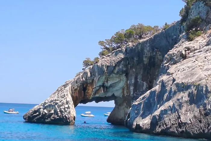Raccogliere sabbia o conchiglie o fumare in spiaggia? Tutti i divieti dell'estate del 2026