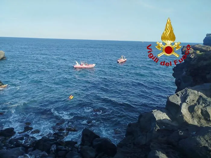 Paura sulle scogliere di Catania: turista ferita e salvata dalle squadre di terra 