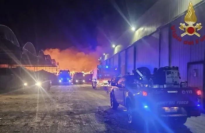 Incendio distrugge l'impianto per la raccolta differenziata: bruciano i capannoni della Sarco, a Marsala. Analisi dell'Arpa