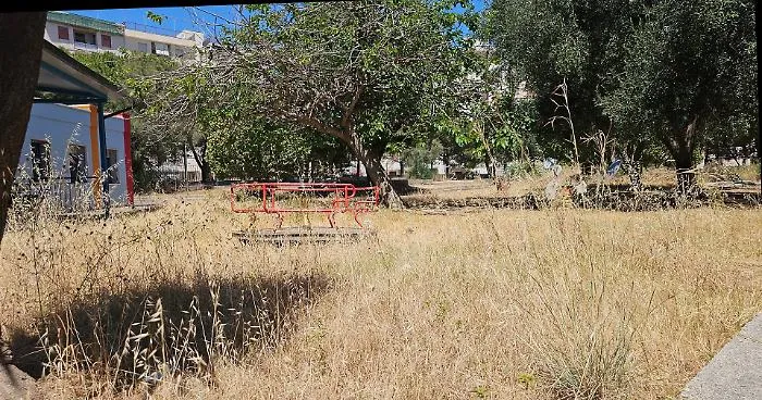 Erba alta, zecche e giochi rotti: il cortile della scuola Wojtyla-Chindemi abbandonato
