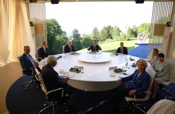 Trump al G7: "Ora tocca all'Ucraina". L'Europa in campo per Hormuz