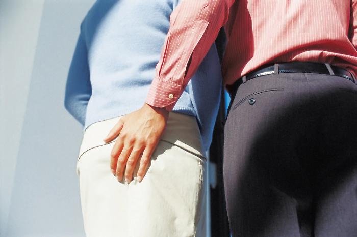 La molestia non ha coordinate: scontro in aula sul tocco "sotto il seno" 