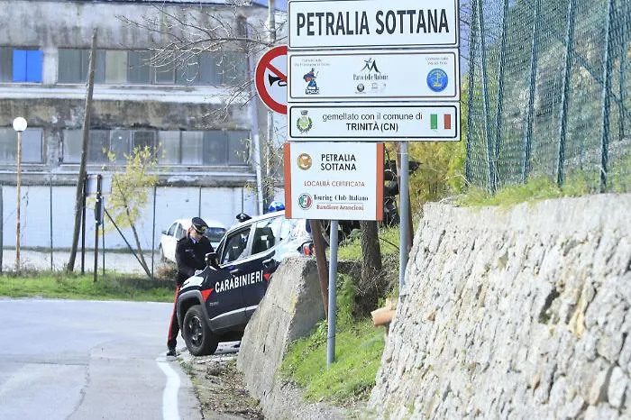 Rubano rame e tentano la fuga investendo due carabinieri, arresti nel Palermitano