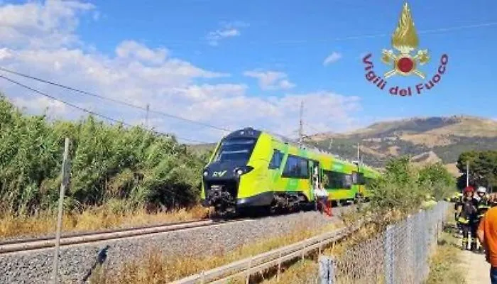 A Caltanissetta scontro tra un treno e un tir a Imera, evacuati 27 passeggeri