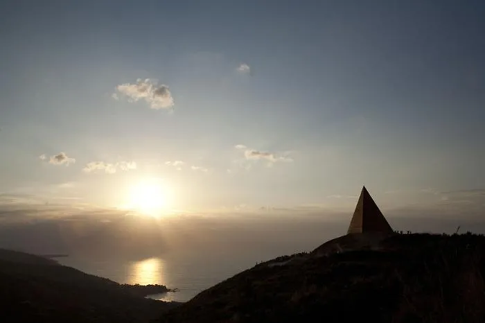 Torna la magia del Solstizio d'estate, dalla Piramide di Fiumara d'arte al Teatro Andromeda