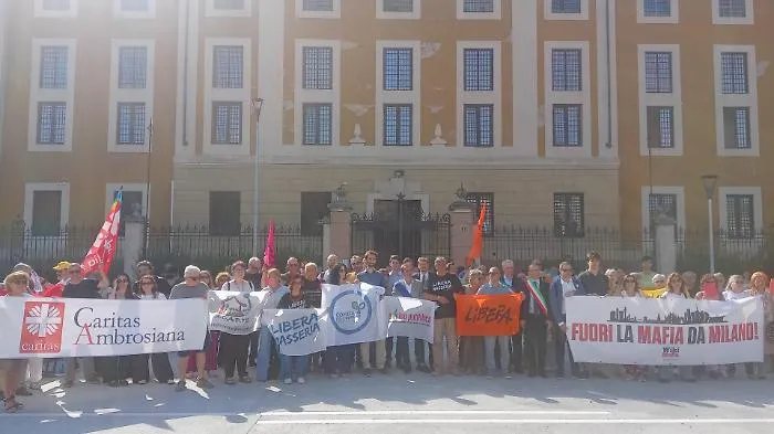 Il processo alla supercupola della mafia resta a Milano: prima dell'udienza scatta l'allarme bomba 