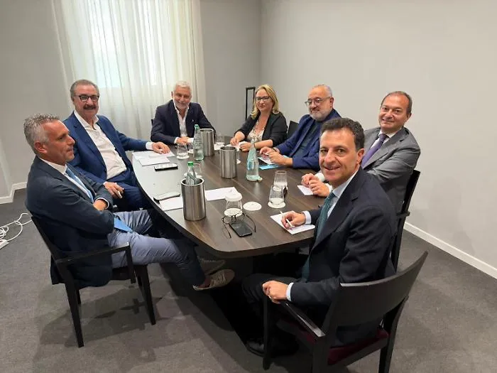 Una stanza, 7 segretari, un documento sull'unit&agrave;. Il centrodestra siciliano fa i conti con le urne: &laquo;Non possiamo fingere che il problema non esista&raquo;