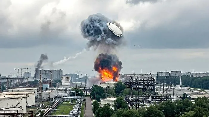Il tappo della raffineria che salta: l'immagine simbolo della guerra arrivata nel cuore della Mosca di Putin 