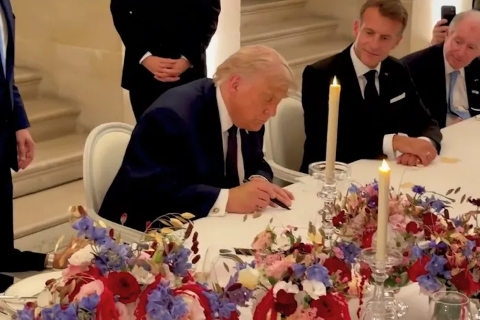 Iran, Trump firma l'accordo a Versailles, Teheran conferma