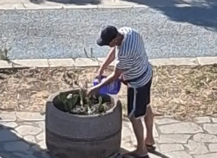 Pozzallo, cittadino piantuma e innaffia ogni giorno le fioriere del lungomare Pietrenere