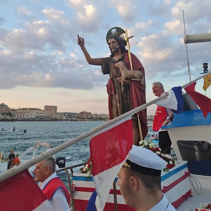 Pozzallo, processione a mare in onore di San Giovanni con la presenza di numerosi fedeli