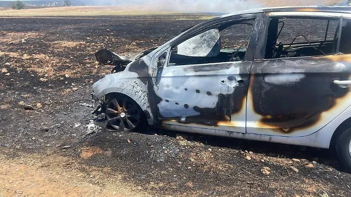 Incendio lungo la Sp 1 per Marina di Acate, terreni in fiamme e un'auto distrutta