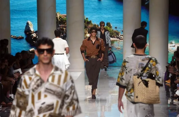 Il "nero Sicilia" e il mare: la sfilata manifesto di Dolce & Gabbana 