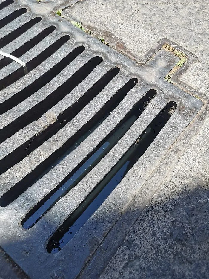 Via Crociferi, tombino otturato e pieno d'acqua: "Le zanzare ringraziano, ma con le piogge sar&agrave; un problema serio"