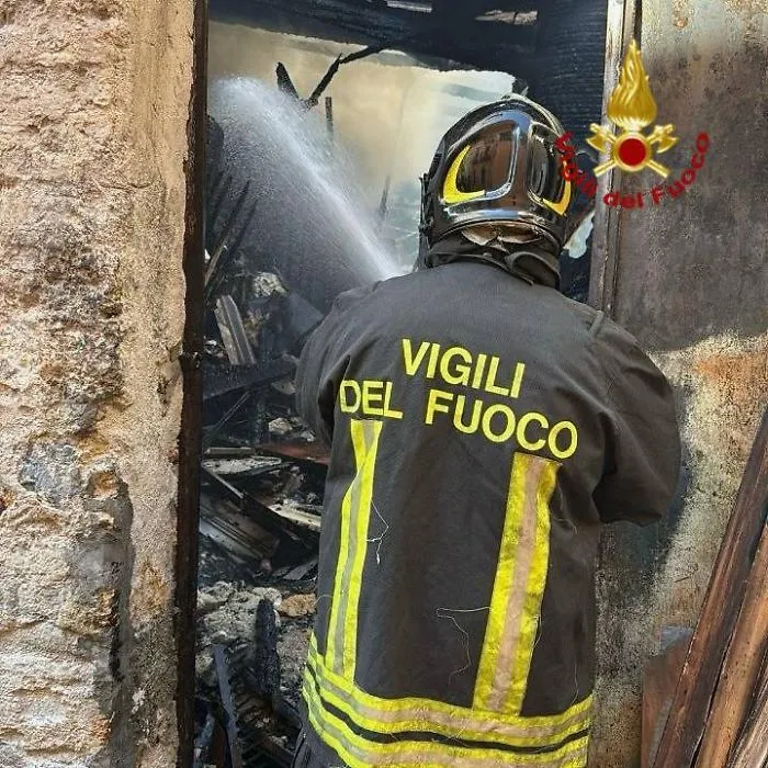 Brucia una falegnameria in via Vulpi,  paura per i residenti nel cuore della notte 