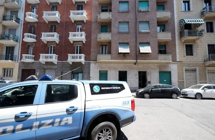 Torino, strangola la figlia tredicenne e si impicca in casa 