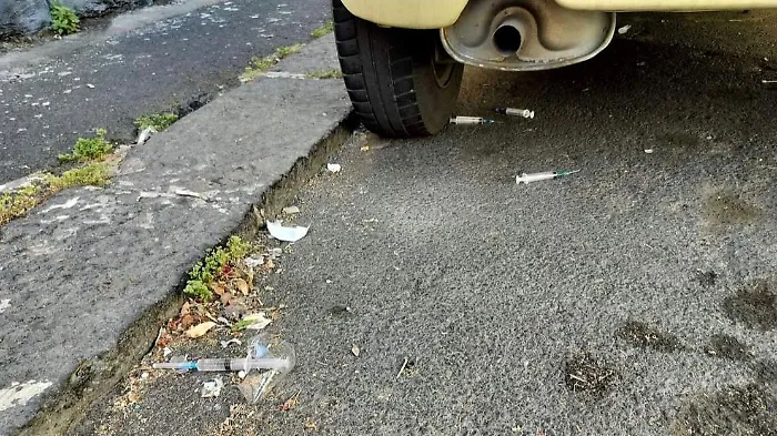 Allarme a Picanello: siringhe abbandonate mettono a rischio bambini e animali