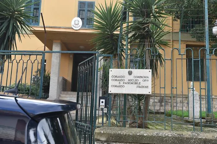 Tentano di ingannare un'anziana di 82 anni: finto carabiniere arrestato, denunciato un complice