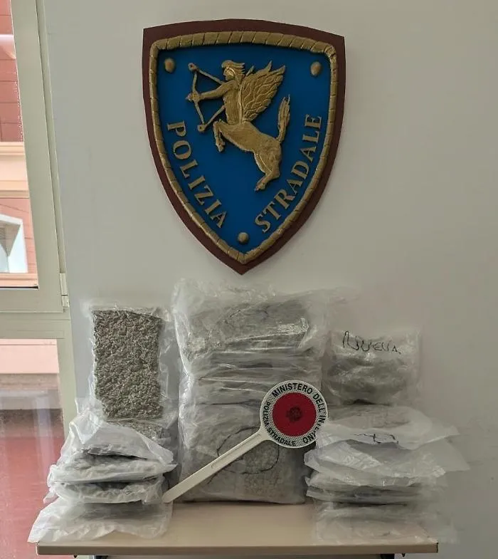 Dodici chili di marijuana in macchina, arrestato dalla Polizia stradale a Buonfornello