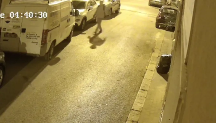 Pozzallo, va in giro incappucciato e di notte danneggerebbe abitazioni e locali