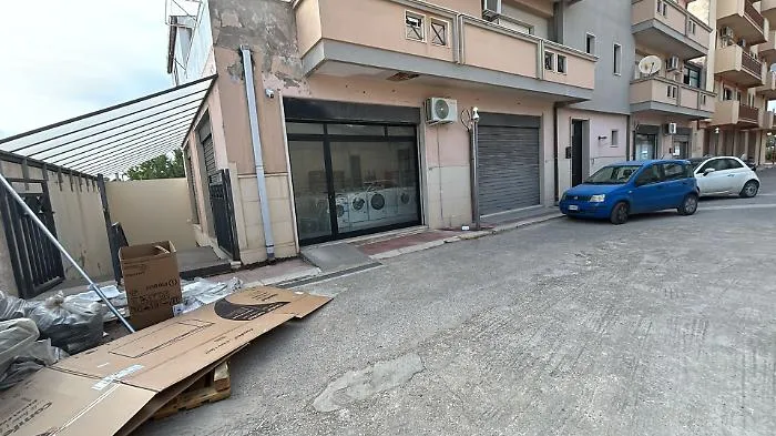 Audace furto nella notte a Vittoria, rubano in un negozio di elettrodomestici