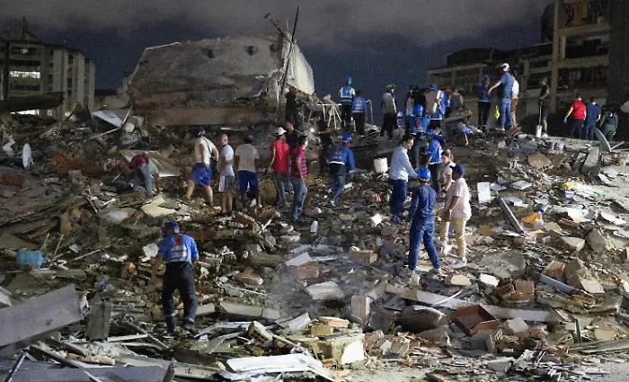 Venezuela devastato dal terremoto: due scosse di magnitudo 7.1 e 7.5 mettono in ginocchio Caracas e l'ovest, almeno 32 morti, paura per la comunit&agrave; italiana