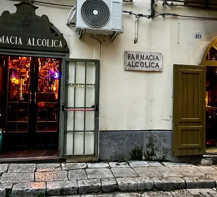 Incendio alla Farmacia Alcolica di via Alloro, misure cautelari per quattro, due in carcere