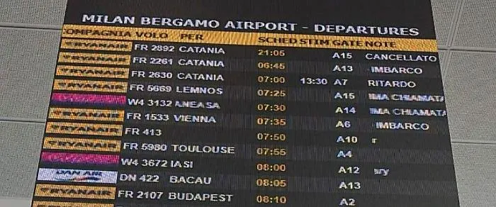 Volo Ryanair Bergamo&ndash;Catania cancellato: caos a Orio al Serio, passeggeri bloccati fino a 18 ore e proteste per scarsa assistenza