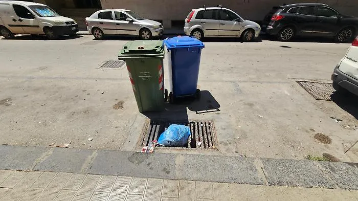 Il tombino &laquo;bocca dell&rsquo;inferno&raquo; davanti all'azienda sanitaria: allarme in via Brenta