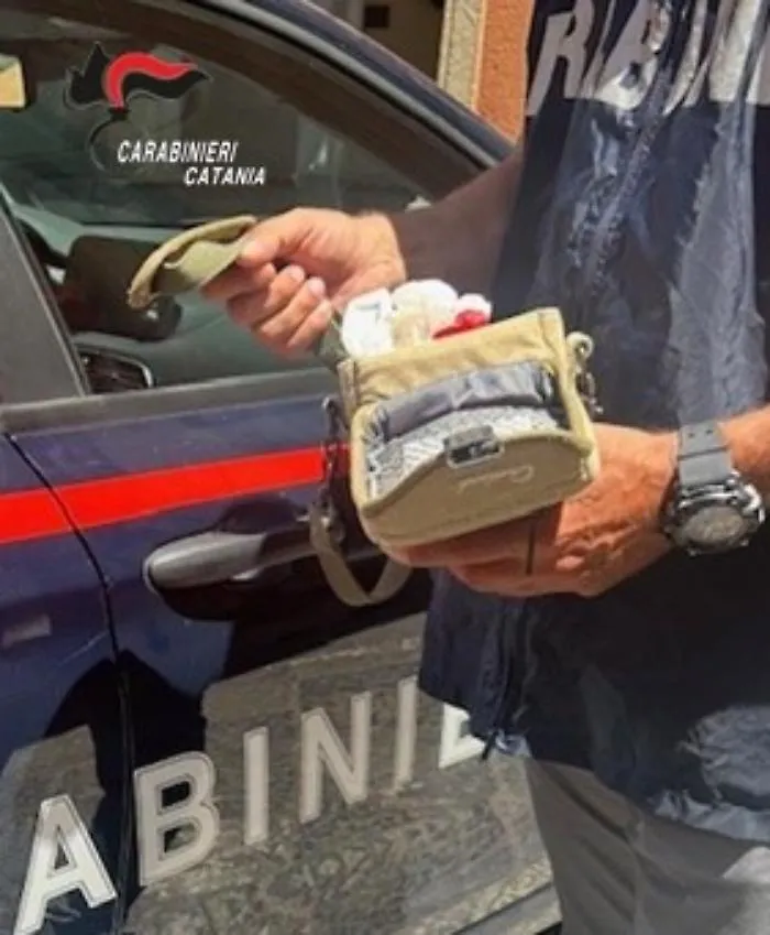 La trappola di San Cristoforo: lancia il borsello con la droga direttamente nelle mani dei carabinieri