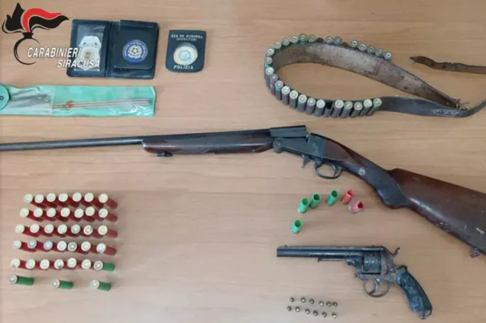 Aveva in casa un fucile, una rivoltella e due bombe a mano, arrestato