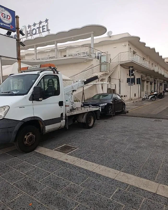 Auto in piazza Duca degli Abruzzi a Marina di Ragusa, scatta il sequestro permanente