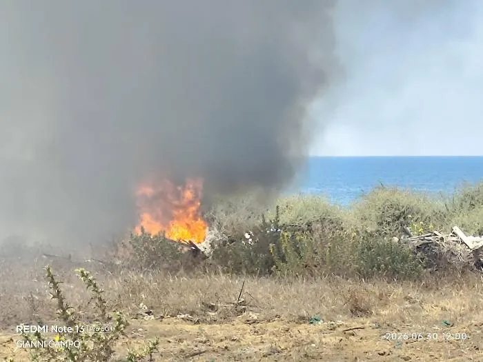Ragusa, scoppia un rogo a Torre di Mezzo: protezione civile in azione