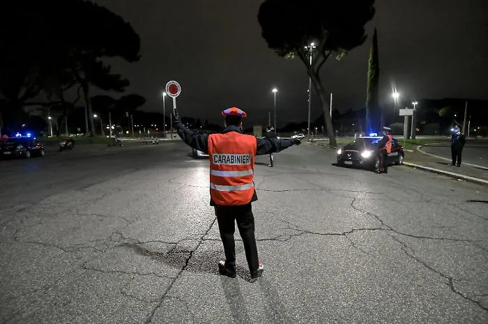 Scooter non si ferma all'alt dei carabinieri: urto con l'auto dei militari e incidente fatale