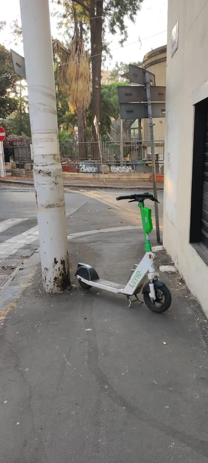 Monopattino sul marciapiede di via Muscatello