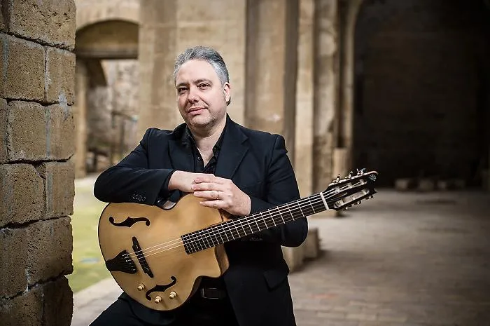 Francesco Buzzurro a Catania con "One Man Band: un'orchestra a sei corde"