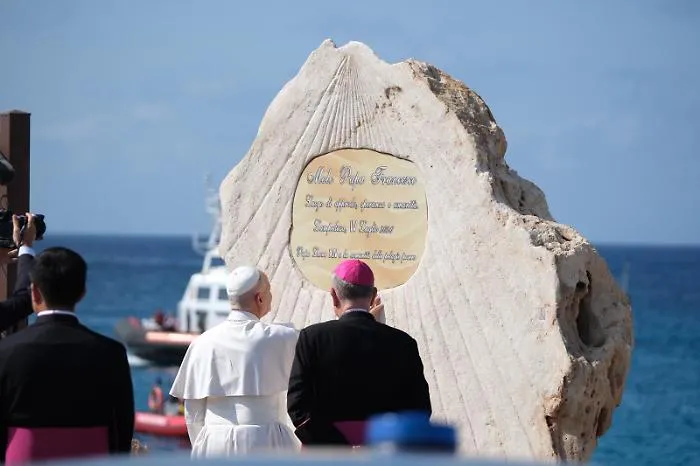 "O'sci&agrave;", il saluto di Papa Leone a un'isola che non si arrende all'indifferenza: cosa resta di una visita storica