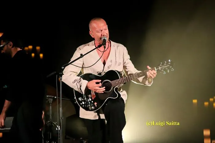 Concerto a lume di candela che ha fatto cantare oltre mille fan: cos&igrave; Biagio Antonacci illumina Tindari