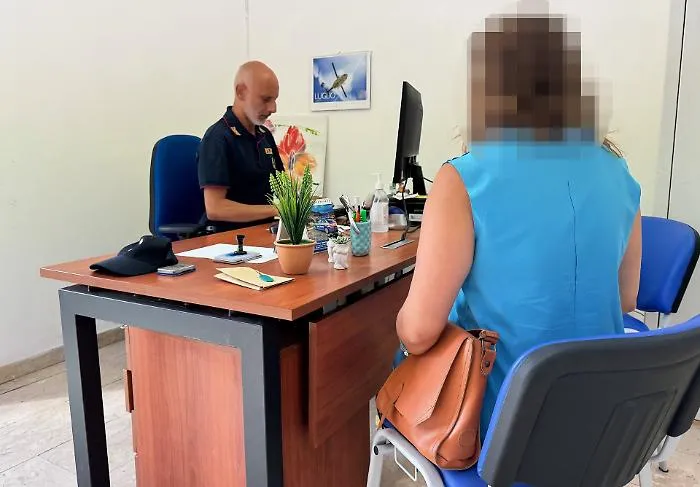 Picchia la moglie davanti ai quattro figli piccoli, ma lei scappa e chiama il 112: arrestato un 50enne